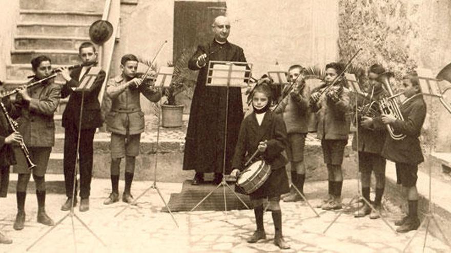 Una banda de jóvenes músicos, en una actuación en la Rectoria, en el año 1910.