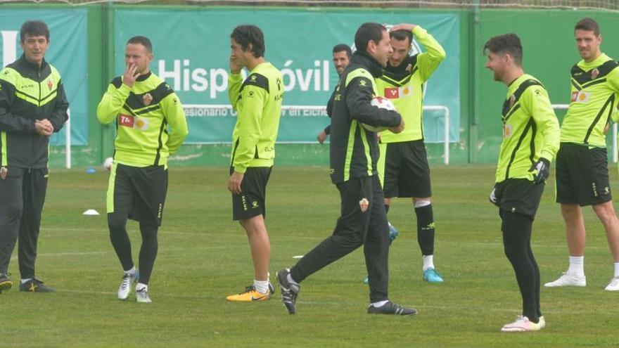 Los jugadores del Elche, junto a Acciari y Pacheta, durante un entrenamiento en el campo anexo