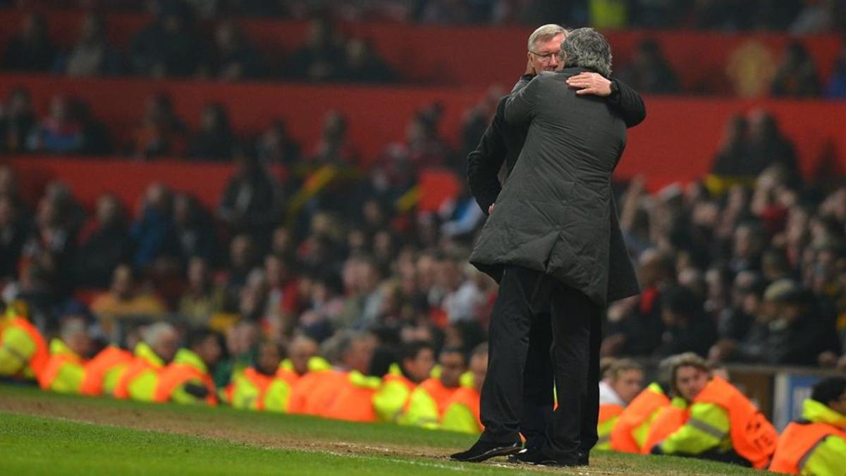 Ferguson se abraza a Mourinho en 2013. Ya parecía darle su bendición futura...