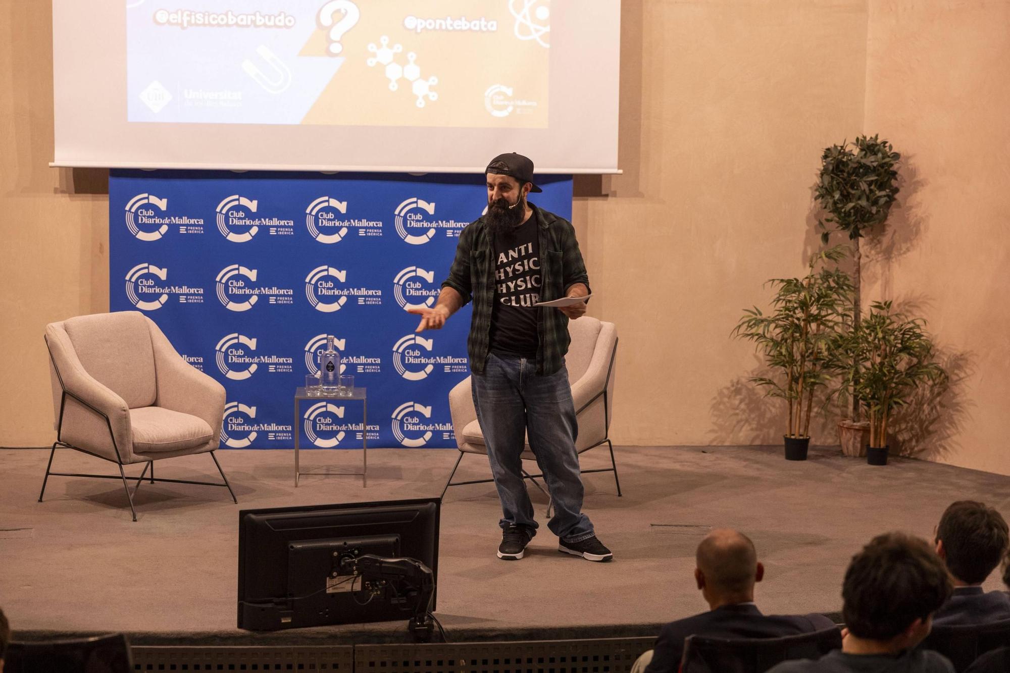 FOTOS | El Físico Barbudo entrevistó al divulgador tras el canal Ponte Bata en un encuentro en Diario de Mallorca