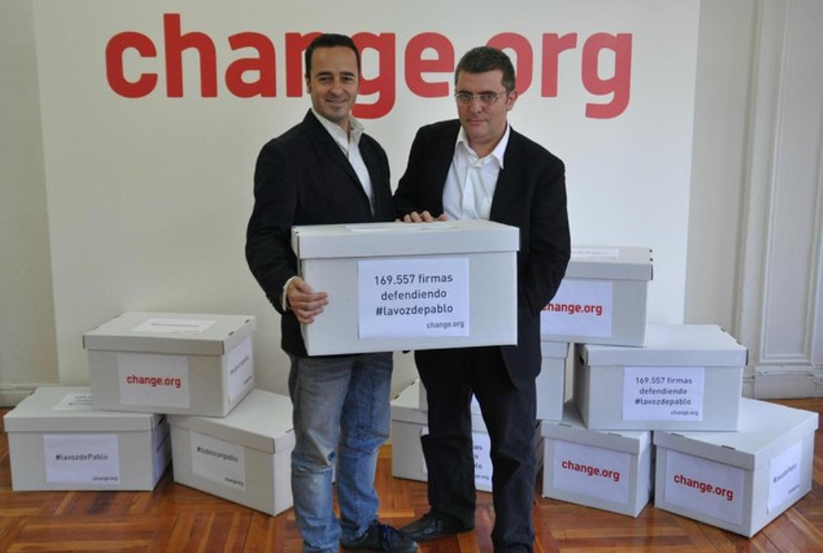 Pablo Herreros i Mario Tascón amb les firmes que defensen #lavozdepablo Pablo Herreros i Mario Tascón amb les firmes que defensen #lavozdepablo