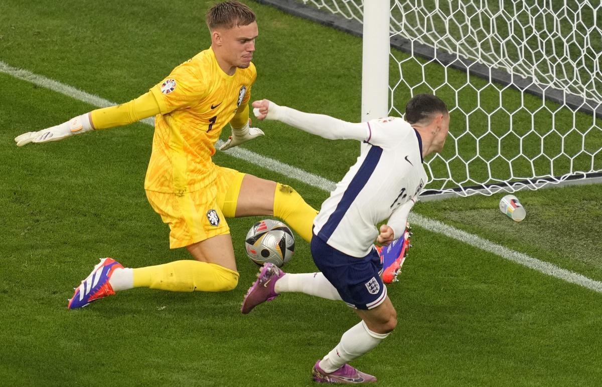 Foden supera a Verbruggen, pero Dumfries evitó el gol sobre la línea.