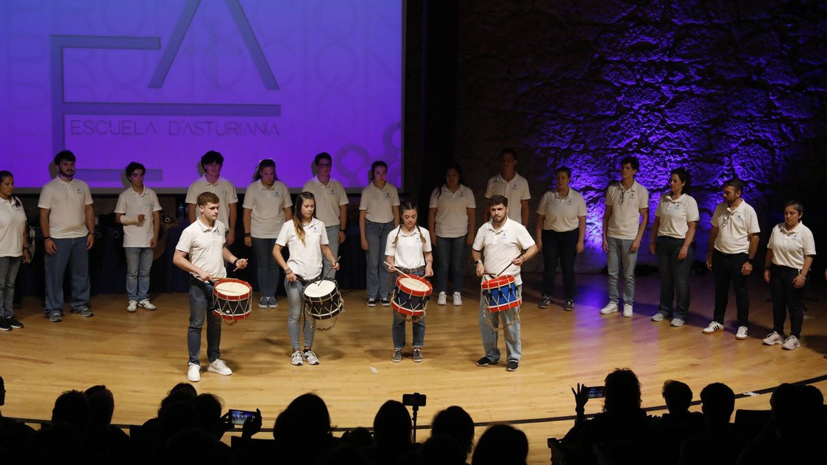 Oviedo. Clausura del segundo curso de la VII PromociÃ³n de la Escuela de AsturianÃ­a en Ã©l auditorio