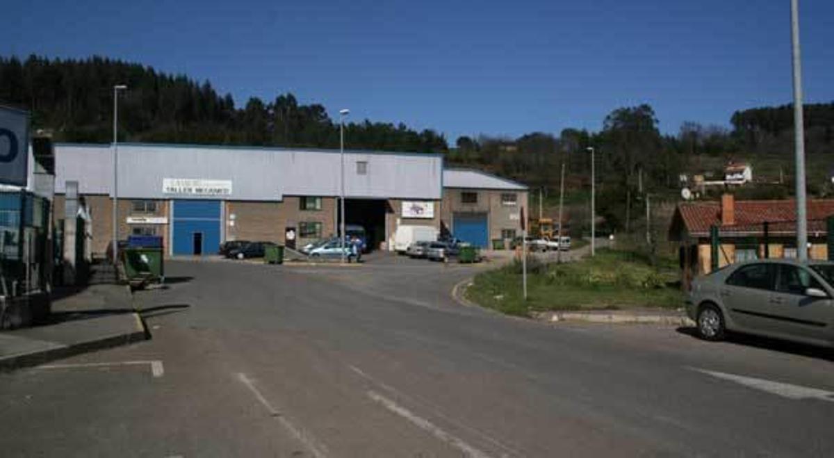 Entrada al polígono de Falmuria, ubicado en la parroquia de Prendes.