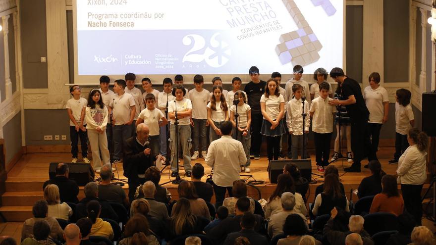 Menuda fiesta de coros y cultura asturiana