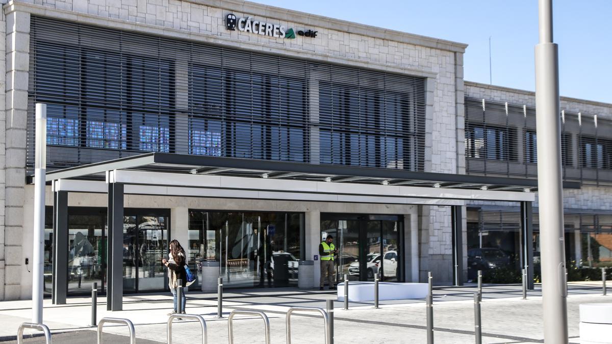 Fachada principal de la estación de Cáceres.