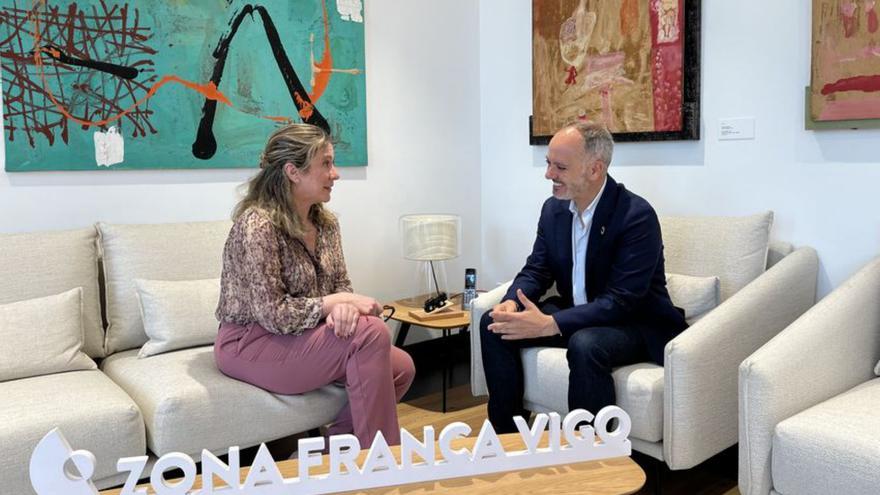 Regades junto a la presidenta de Aproema, Arancha Mañas.