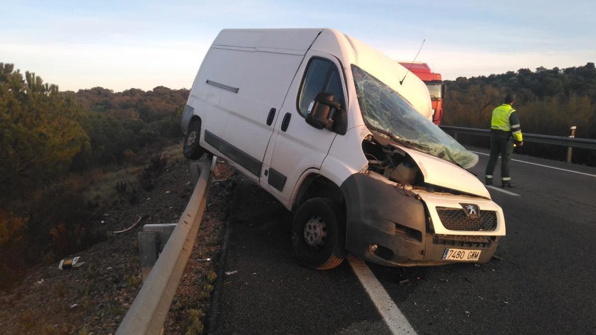 Un muerto y un herido grave en el choque frontal de un turismo y una furgoneta en la N-432 cerca de Cerro Muriano