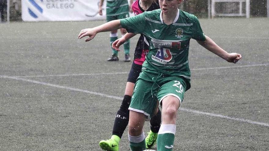 Tamy controla un balón durante el partido de ayer en el Pahiño ante el Femiastur. // José Lores