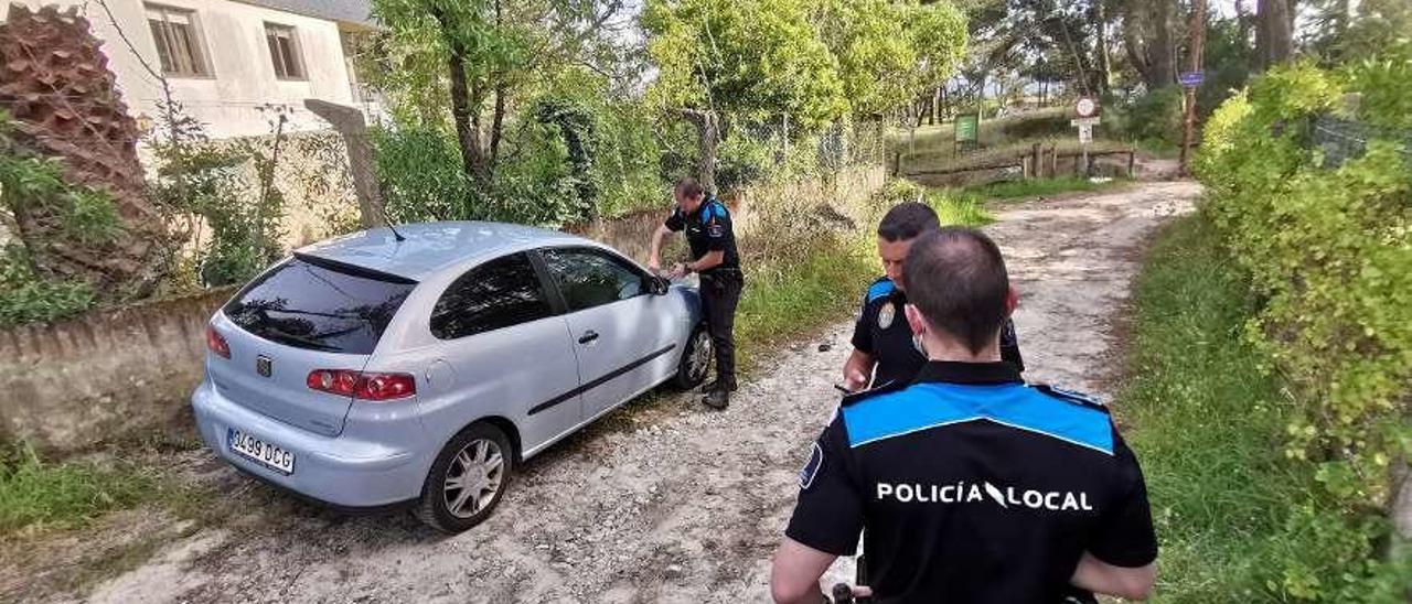 La Policía Local de Cangas, en el acceso a la playa de Viñó. // Santos Álvarez