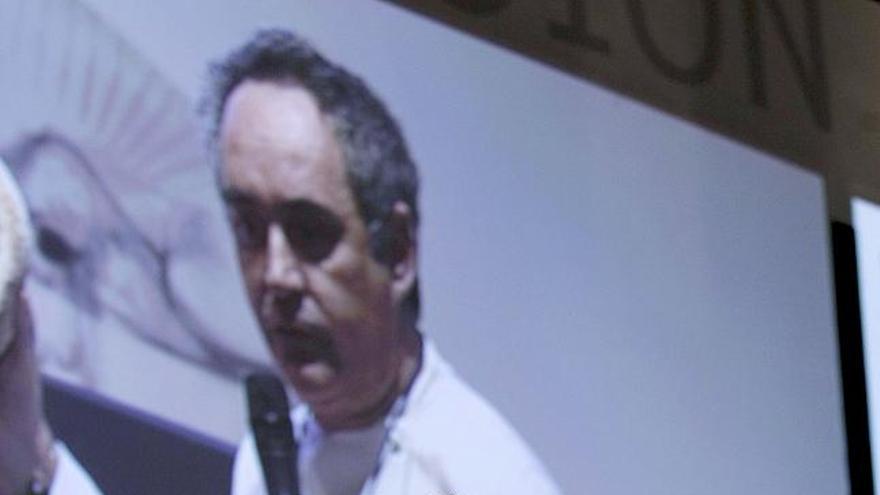El cocinero Ferrán Adriá durante su intervención en el debate : Existe la cocina molecular? celebrado en "Madrid Fusión", una de las cumbres gastronómicas más importantes del mundo, que este año se celebra con el lema "El futuro de la cocina a debate" en el Recinto ferial de IFEMA de la capital.
