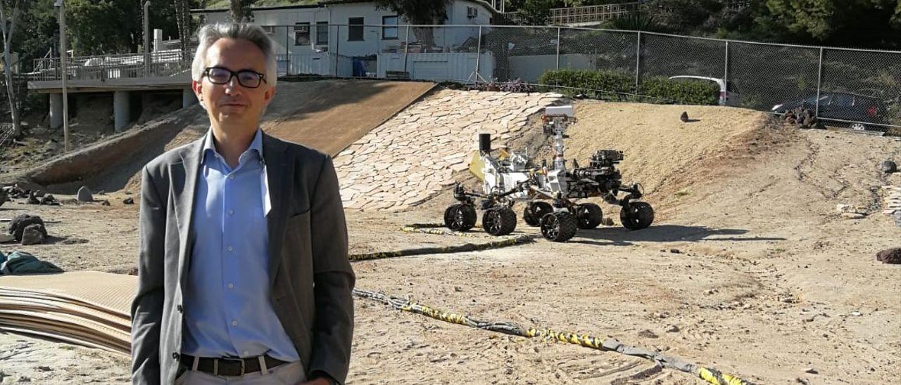 Tirso Velasco, en el exterior del laboratorio de propulsión a reacción de la NASA, en California, con un rover detrás.
