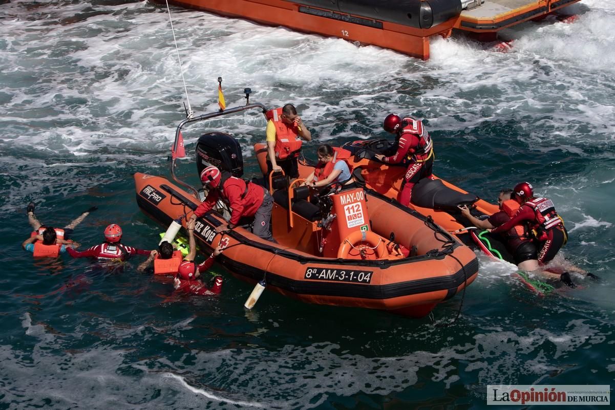 Espectaculares imágenes del simulacro de accidente de la Armada en el Puerto de Cartagena