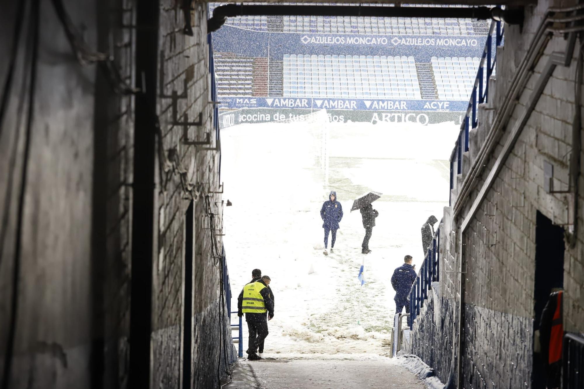 Real Zaragoza-Andorra, en imágenes: operarios trabajan para que el partido se juegue