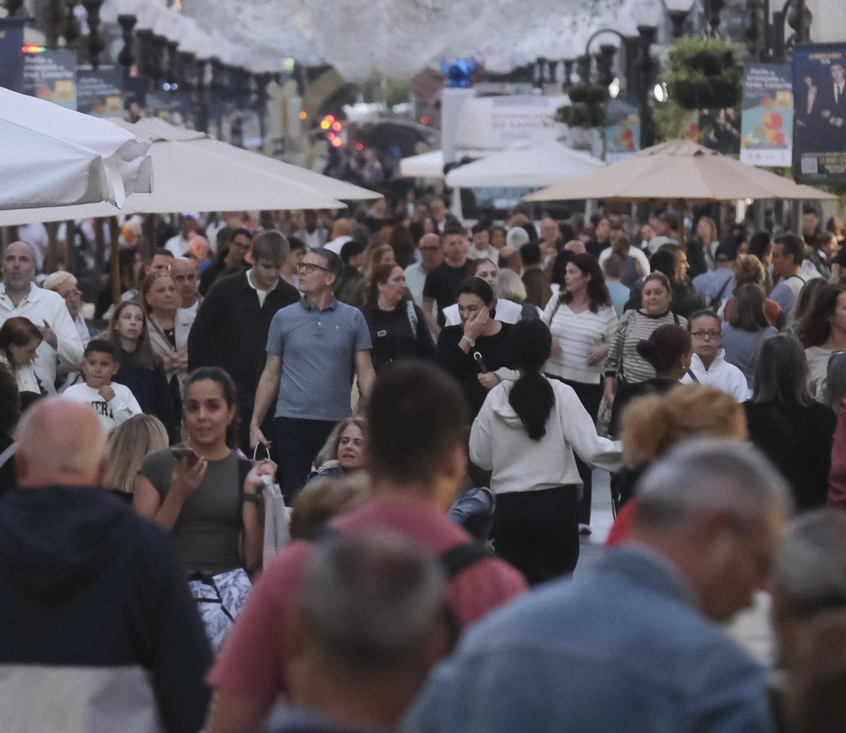 Aglomeraciones en una calle comercia de las Islas por las compras navideñas.