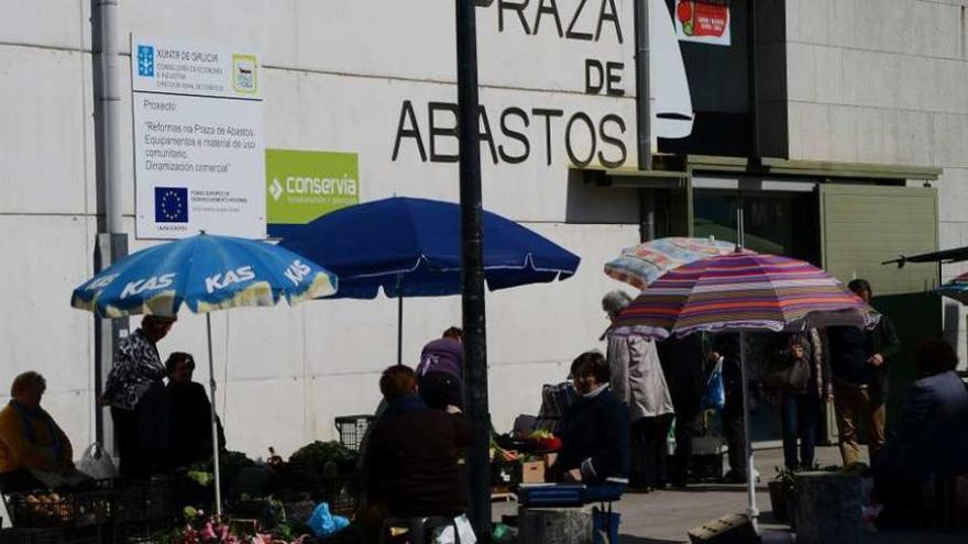 Vendedoras en el exterior de la plaza de Bueu en un día de mercado con los parasoles. // Gonzalo Núñez