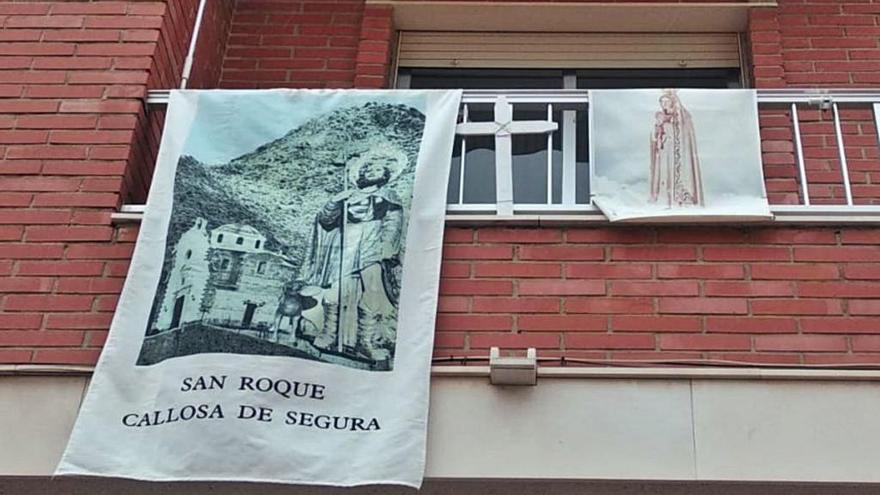 Una vivienda en Callosa con un cubrebalcón de San Roque.