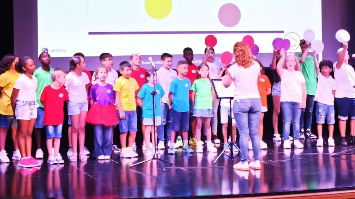 Más de 200 escolares participan en el encuentro de coros Coral Cantemus en Alcantarilla