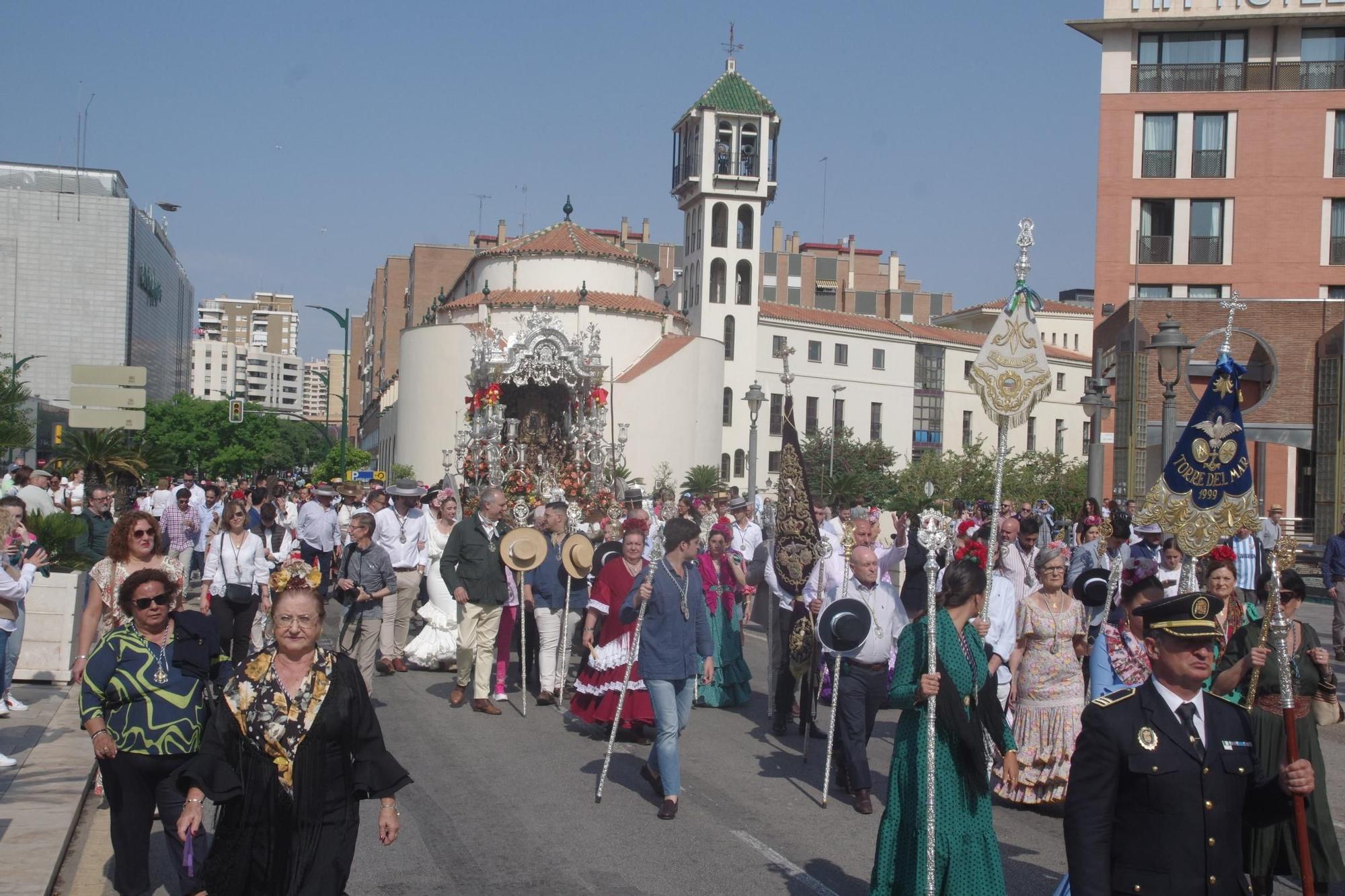 La Hermandad de Málaga sale en procesión hacia la Aldea del Rocío