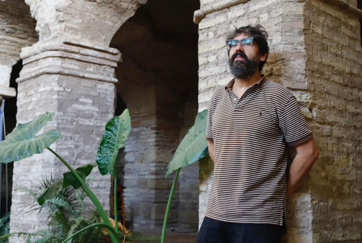 Fernando Vacas en el patio del antiguo Museo Regina, ahora sede de la Fundación Artdecor. | MANUEL MURILLO