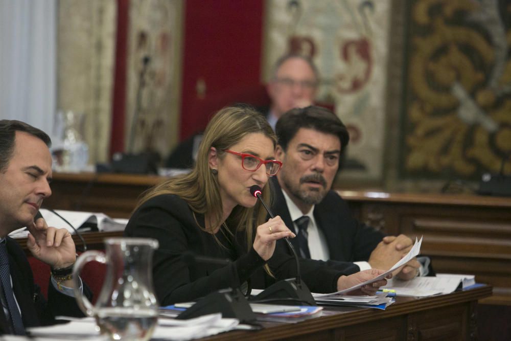 Los trabajadores del Puerto de Alicante interrumpen el pleno