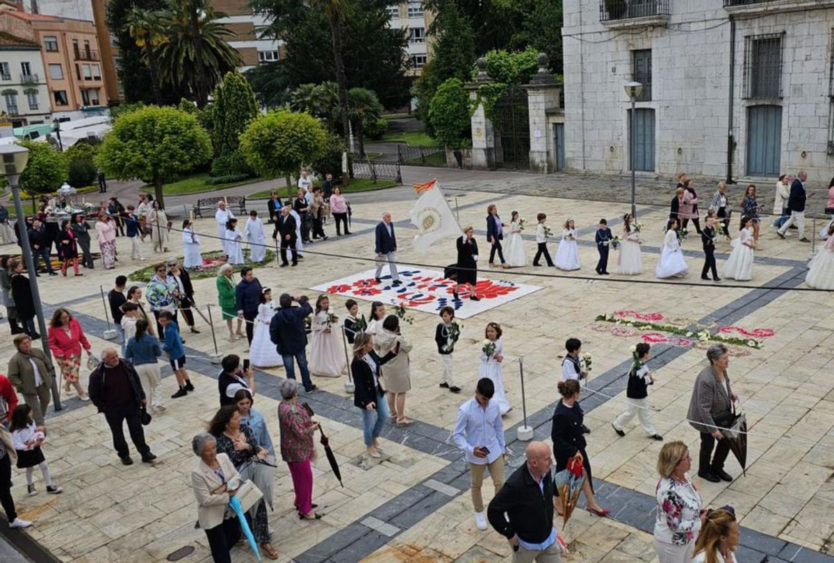 Asistentes a la procesión de ayer en Pravia. | V. A.