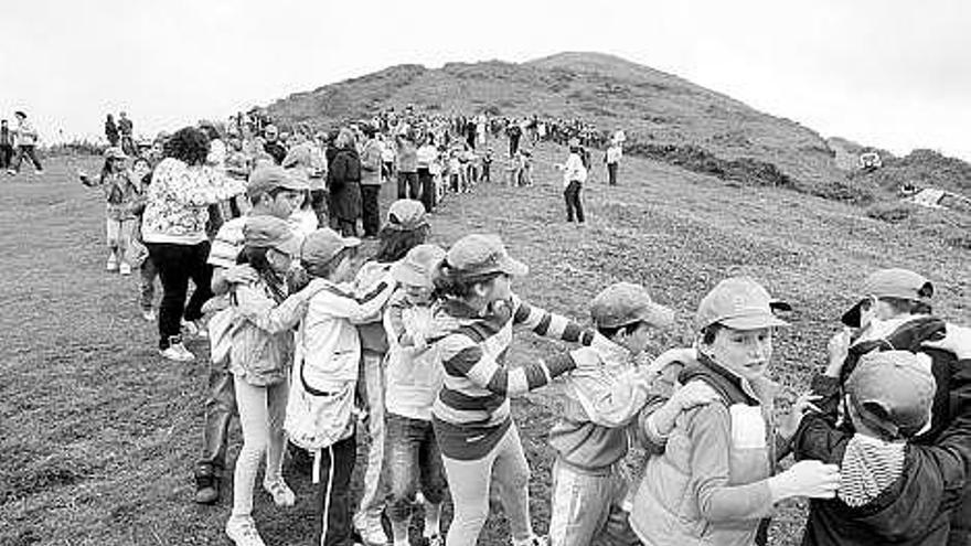 Los pequeños bailan haciendo una conga en el alto del Cordal.