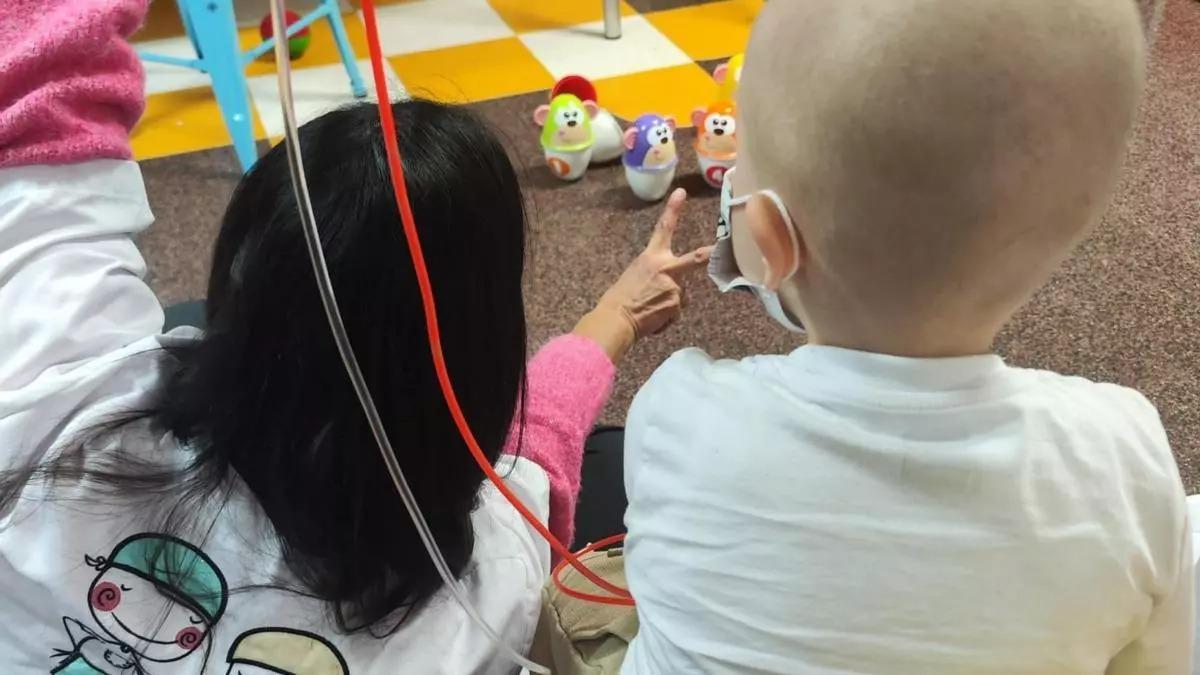 El equipo psicosocial cubre las necesidades psicosociales y espirituales del menor en proceso complejo de enfermedad.