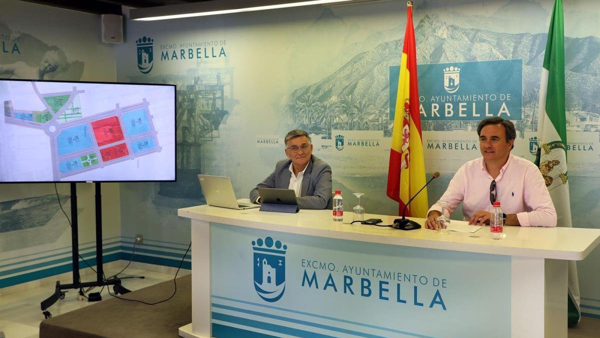 Javier García (i) y Félix Romero (d) en rueda de prensa en Marbella.