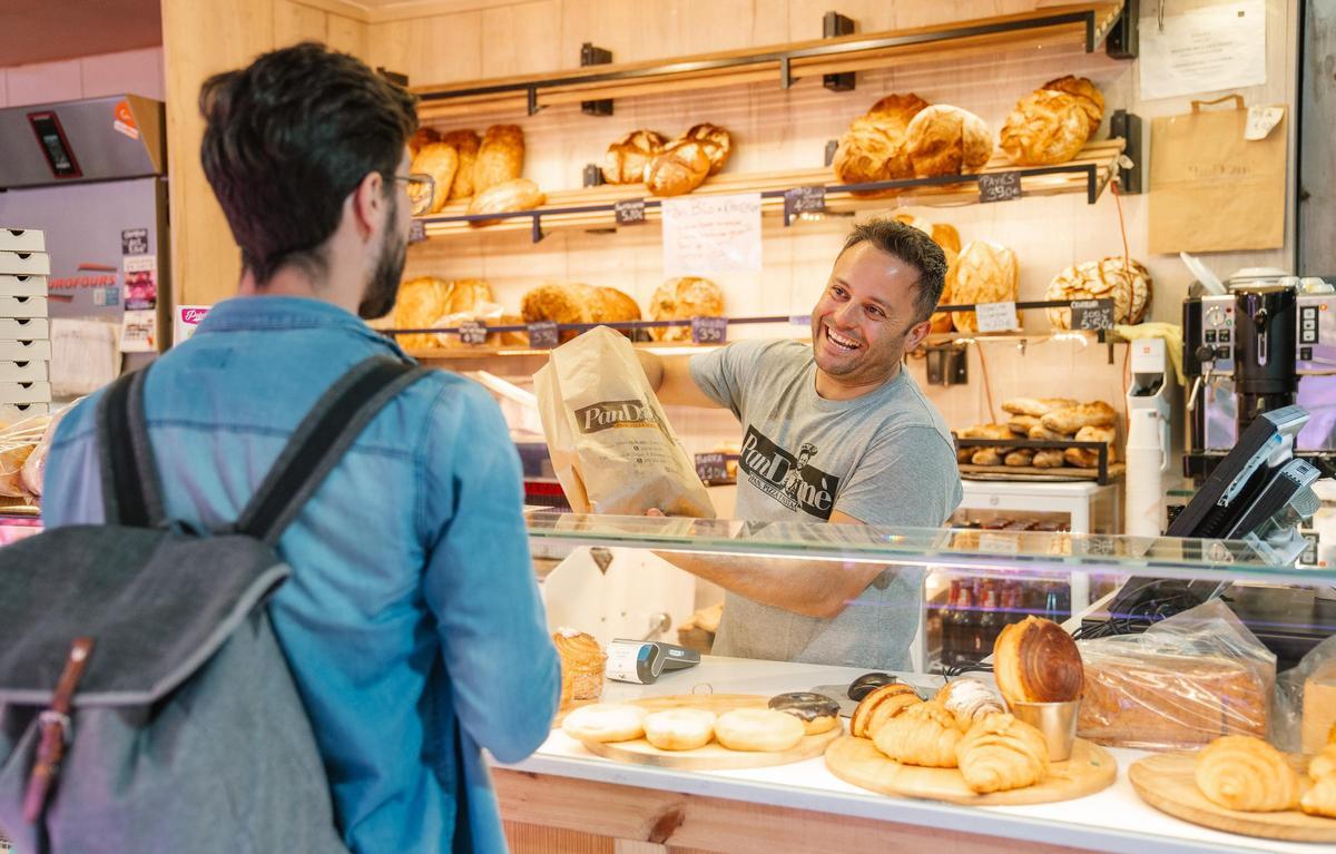 Domenico atiende al público en la panadería-pizzería PanDome, en Madrid.