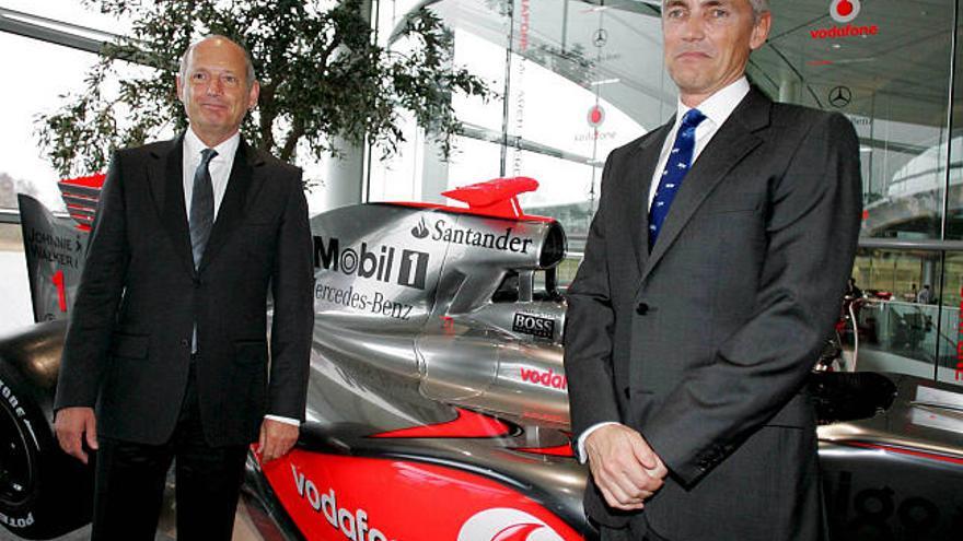Ron Dennis y Martin Whitmarsh, delante del nuevo coche de McLaren-Mercedes. / felix heyder