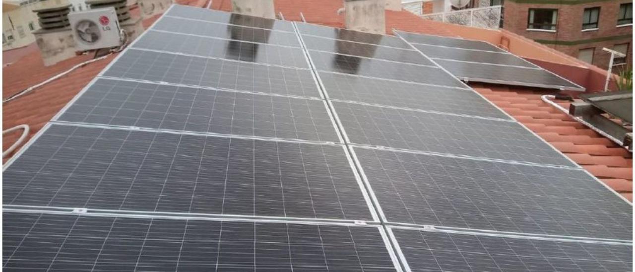 Viviendas de Castelló con placas fotovoltaicas instaladas en los tejados. | I.G.JIMÉNEZ/MED