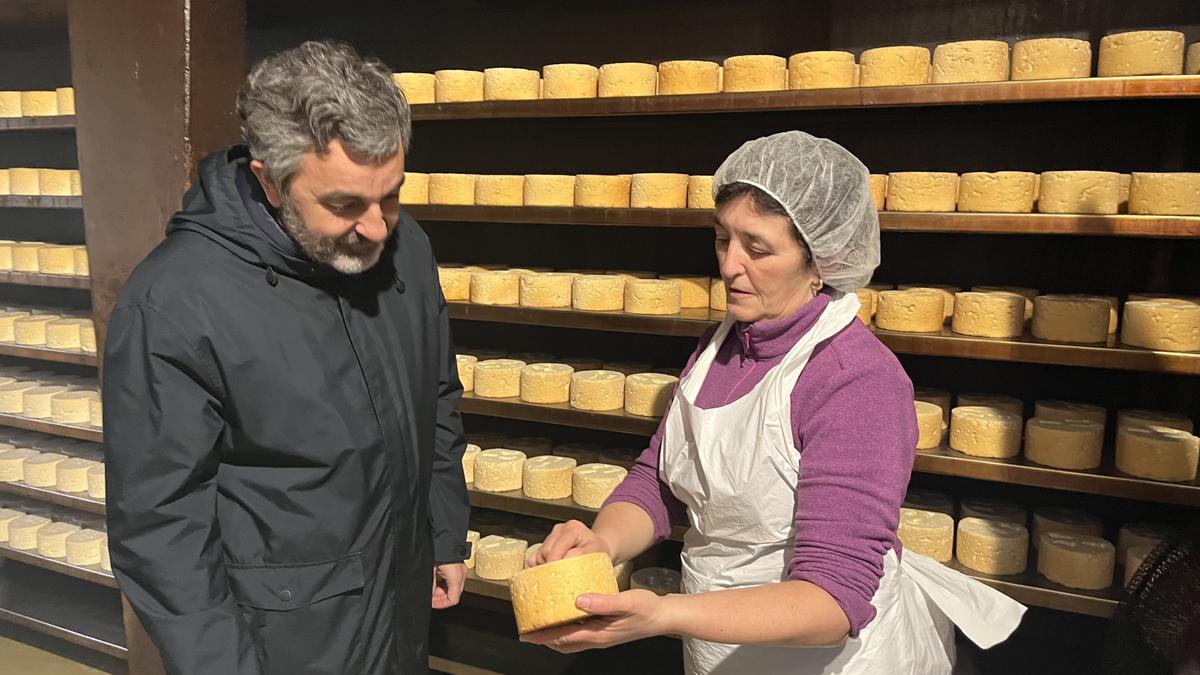 Alejandro Calvo con la quesera Rosa Sánchez, en la quesería Vega de Ario (Onís)