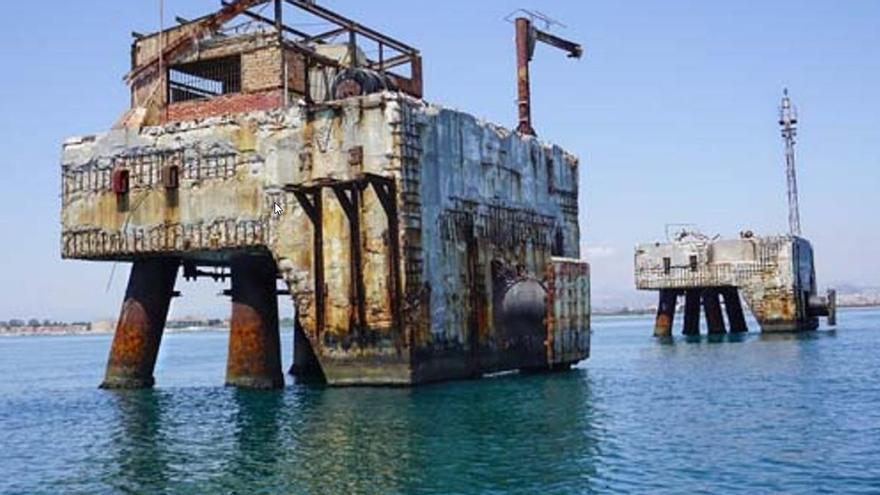 Plataformas olvidadas en el mar frente a Málaga