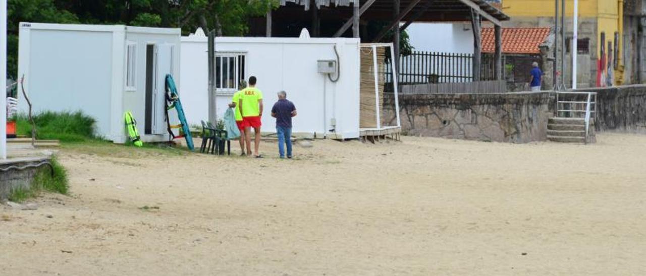 La playa de Banda do Río contó el verano pasado por primera vez con socorristas. |   // G.NÚÑEZ