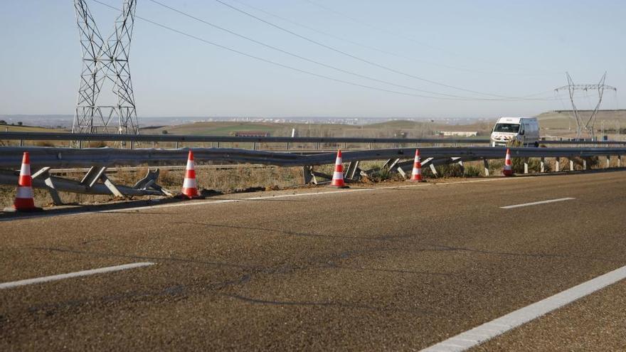 Así quedaron los guardarraíles de la A-11 después del accidente de Fresno de la Ribera.