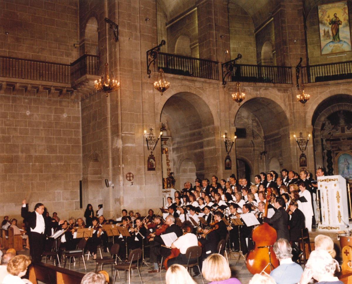 Último concierto celebrado en la Concatedral de San Nicolás dirigido por José María Vives en 2002