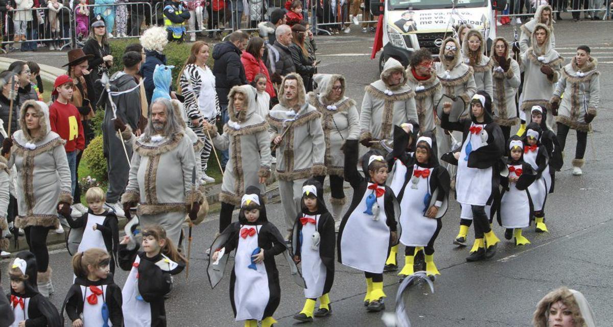 Pingüinos y esquimales en el desfile por la ciudad. | IÑAKI OSORIO
