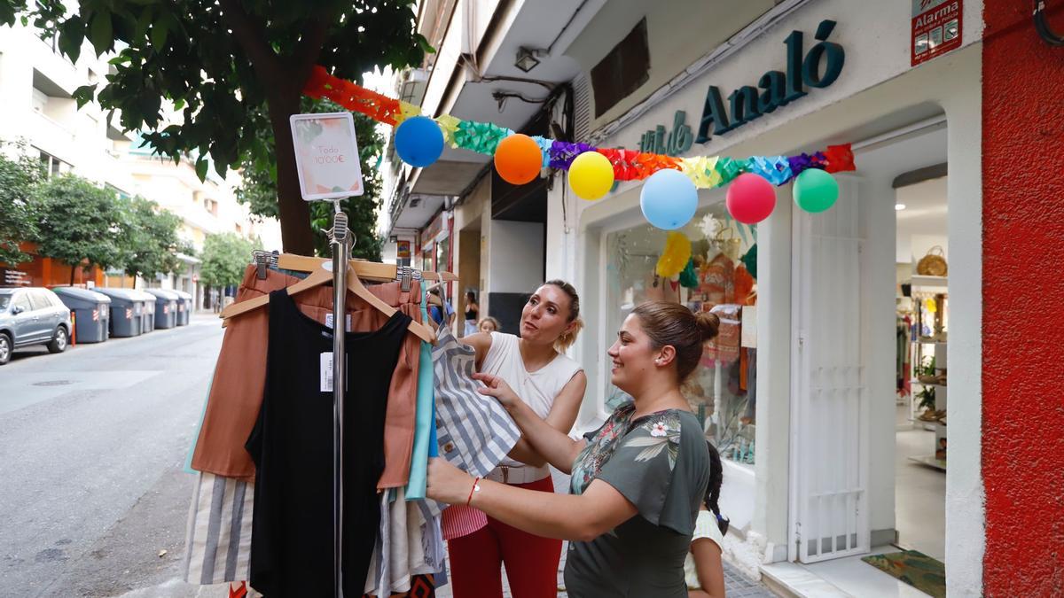 La tienda de ropa &#039;El outfit de Analó&#039; fue uno de los comercios que sacó sus descuentos a la calle con motivo de la &#039;Shopping Week&#039;