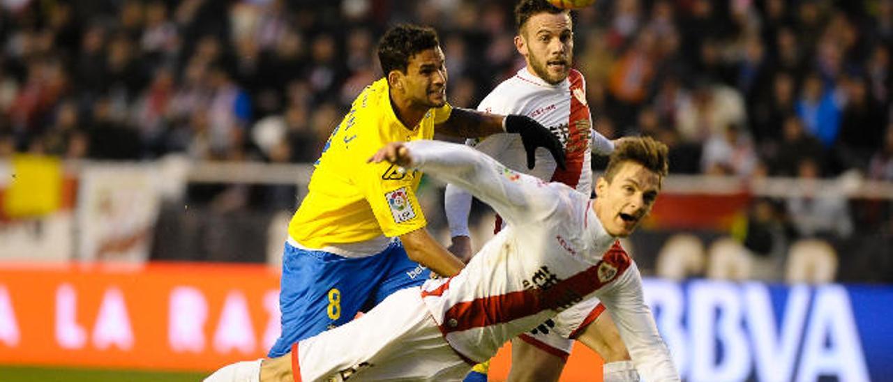 Diego Llorente, por delante de Willian José y ante la mirada de Quini, disputa el balón.