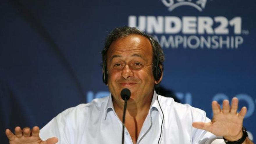 Michel Platini, presidente de la UEFA, gesticula durante la rueda de prensa ofrecida ayer en Jerusalén.