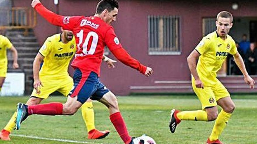 Guzmán prova el xut en el tram final del partit.