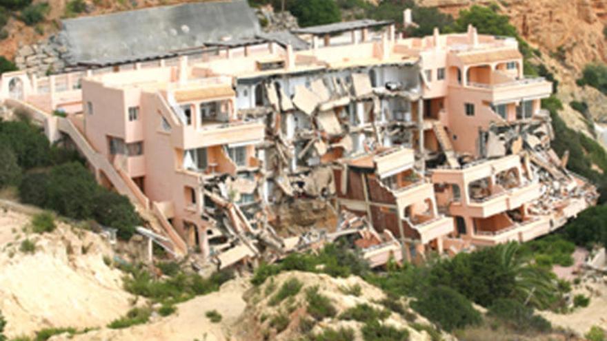 El antiguo bloque de apartamentos tras el deslave.