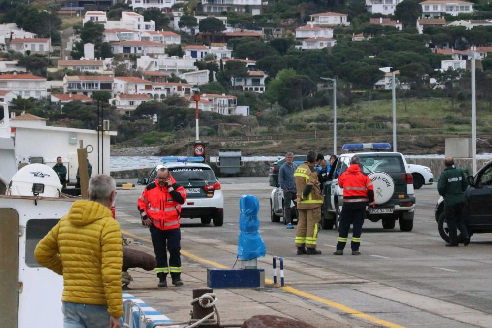 Incendi d'un pesquer al Port de la Selva