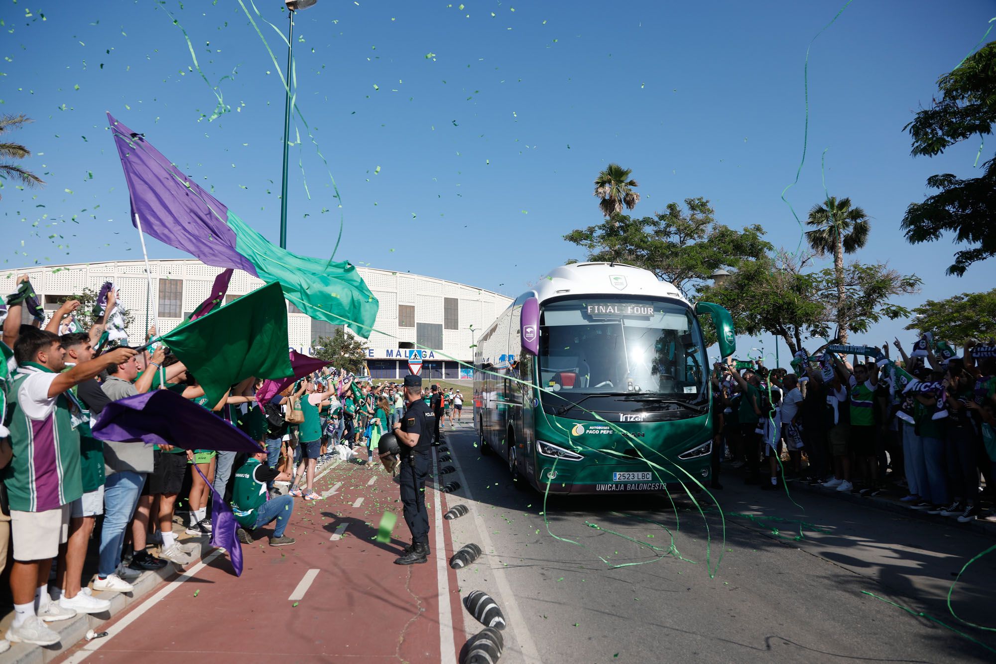 El recibimiento al Unicaja para la Final Four de la BCL, en imágenes