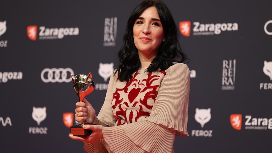 La guionista Alauda Ruiz de Azúa en los premios Feroz tras recibir el premio a &#039;Mejor guión&#039; por &#039;Cinco Lobitos&#039;.