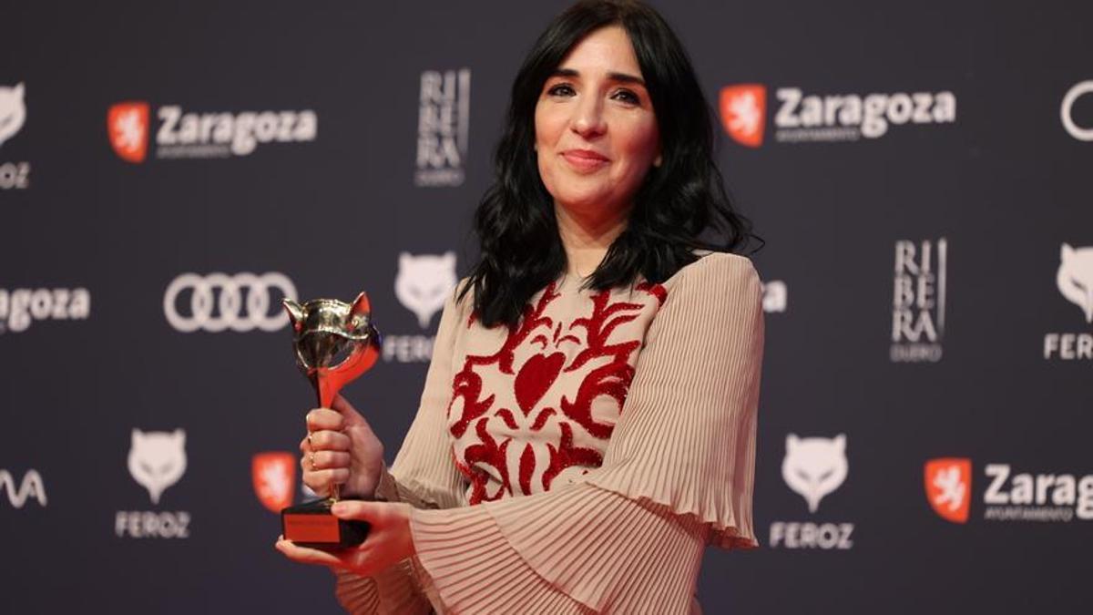 La guionista Alauda Ruiz de Azúa en los premios Feroz tras recibir el premio a 'Mejor guión' por 'Cinco Lobitos'.