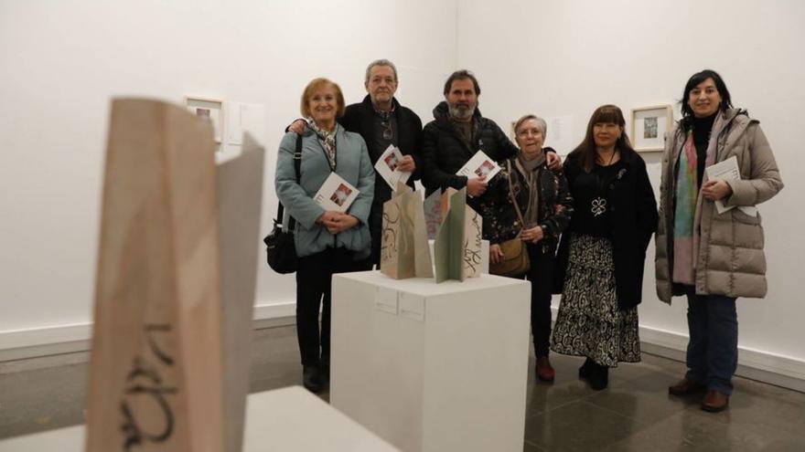 Carmen Sánchez, José Luis Argüelles, Aurelio González Ovies, Sara Sanz Nisa, María Esther García e Inés López Manrique (directora de área de Proyección Cultural de la Universidad), en la exposición «Puntos de intersección». | Fernando Rodríguez