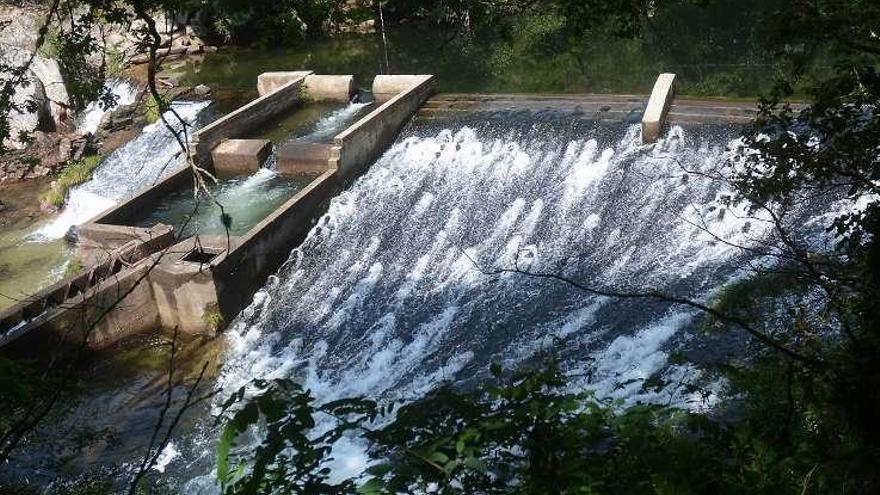 Presa de Monte Porreiro, donde se capta el agua. // R. Vázquez