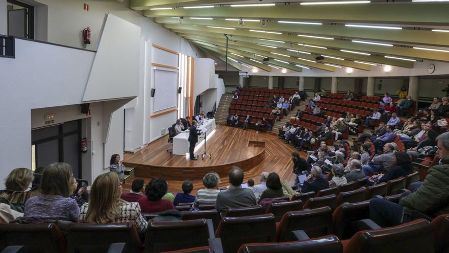Ignacio Villaverde, ayer, detrás del atril, durante su intervención ante los miembros del claustro de la Universidad de Oviedo, en el aula magna de la Facultad de Economía y Empresa.